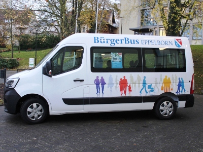 Der neue Bürgerbus in der Gemeinde Eppelborn steht am 4. November 2021 vor dem Rathaus in der saarländischen Gemeinde zur ersten Fahrt bereit. Bild: Dr. Holger Jansen/Agentur Landmobil