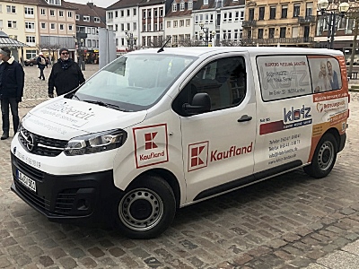 Der Seniorenbus für Landau in der Pfalz ist startklar. Am 25. Januar 2023 wurde er auf dem Rathausplatz in Landau an den Bürgerverein übergeben. Bild: Werner Kühn/Agentur Landmobil