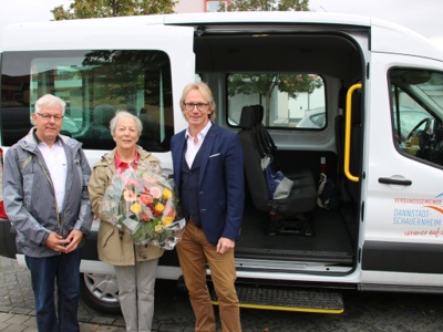 Am ersten Fahrtag, den 1. Oktober 2019 freut sich Bürgermeister Stefan Veth (rechts) zusammen mit der ersten Kundin Gertrud Holzhäuser (Mitte, mit Blumen) und dem ersten Fahrer Peter Hauffe (links). Foto: Ute Günther/Verbandsgemeinde Dannstadt-Schauernheim